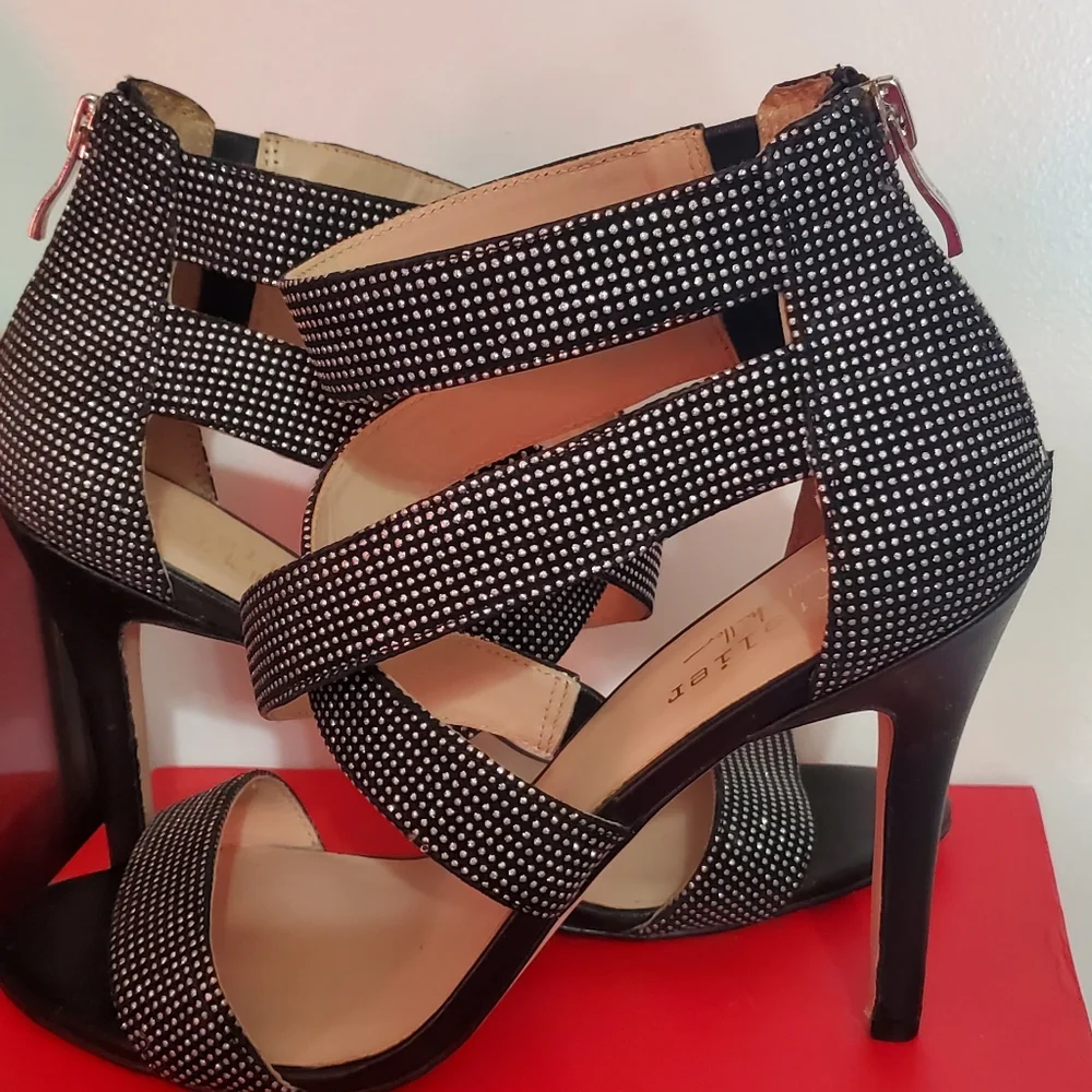 Open toe pumps. - Picture 2 of 10